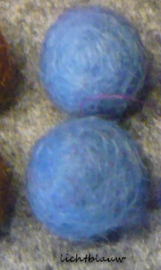 Viltballetjes klein 10 stuks licht blauw