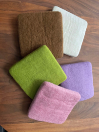 100% wollen naaldviltmat klein 10 * 10 cm - 2 cm dikte - wit