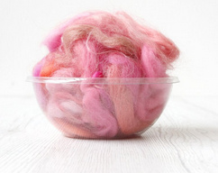 Wool tops mill waste per 50 gram Medium Pink