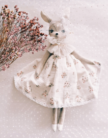 Pop met witte bloemenjurk