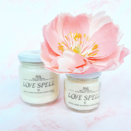 Soja geurkaars - Love Spell, perzik, kersenbloesem en witte jasmijn