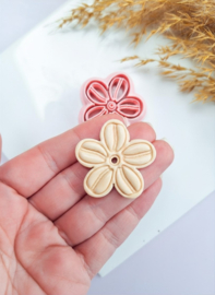 Clay cutter - Naida cowrie floral shell