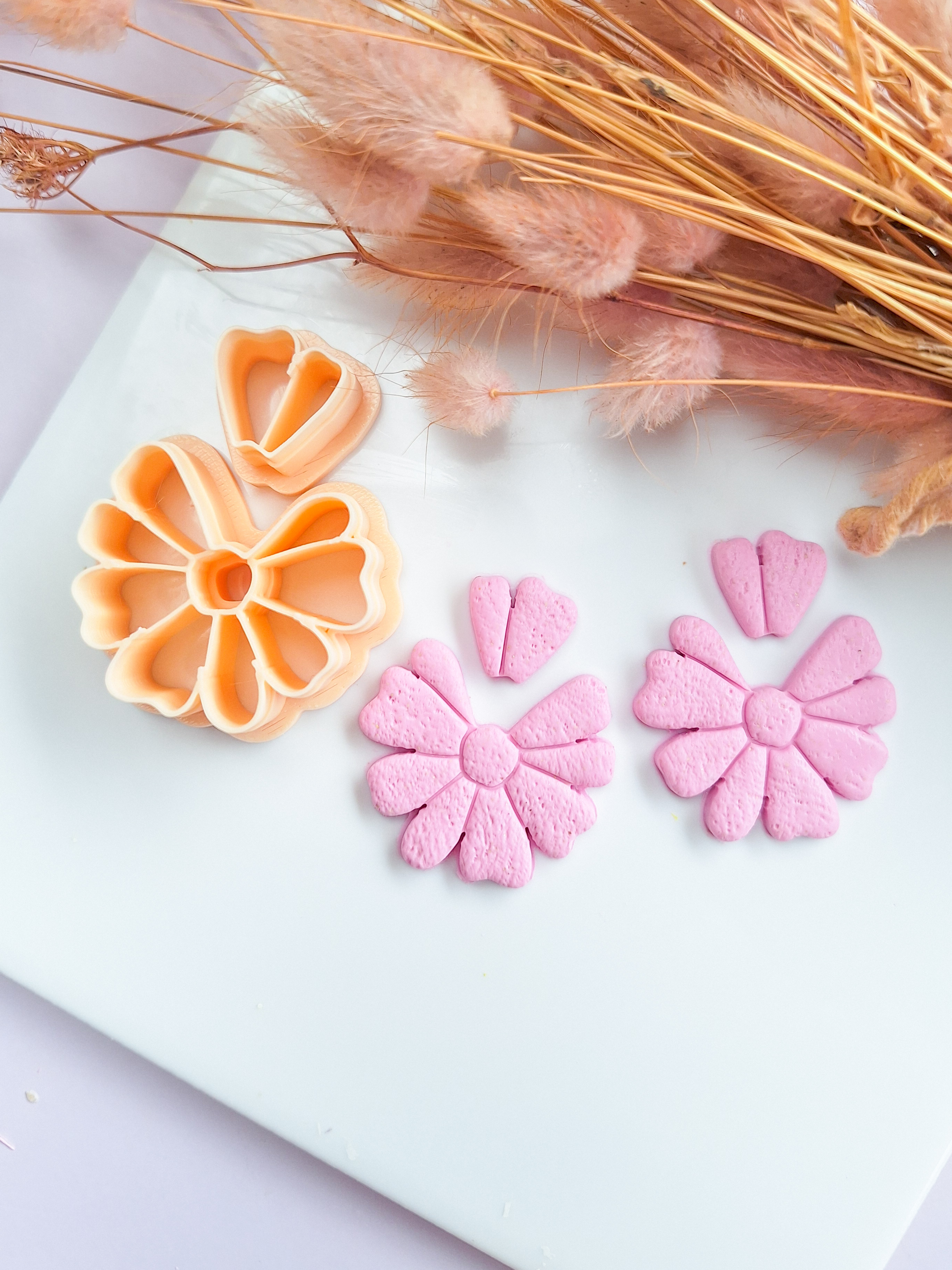 Clay cutter - Daisy pendant