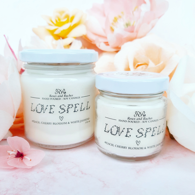 Soja geurkaars - Love Spell, perzik, kersenbloesem en witte jasmijn