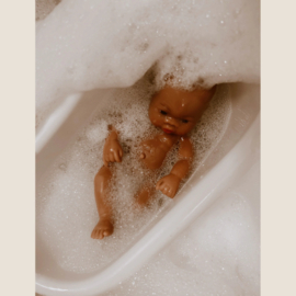 Mrs. Ertha Badkuip met accessoires - Coral