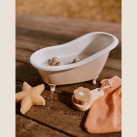 Mrs. Ertha Badkuip met accessoires - Coral