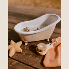 Mrs. Ertha Badkuip met accessoires - ivory