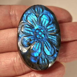 Labradoriet bloem carving