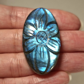 Labradoriet bloem carving