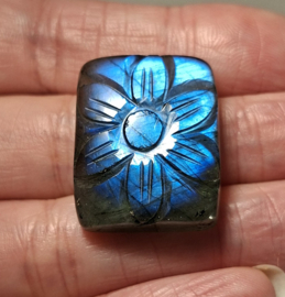 Labradoriet bloem carving