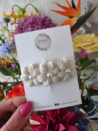 Haarspeldje Knitted & Knotted Daisy pearl crème