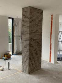 Project Bricks op pilaar en in de gang