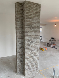 Project Bricks op pilaar en in de gang