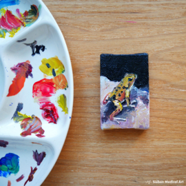 Kleurrijke kikker mini olieverf schildering op doek, 4x6 cm