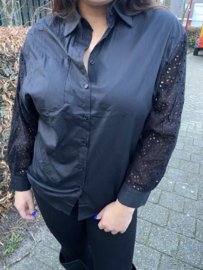 BLOUSE MET BRODERIEMOUWEN - ZWART