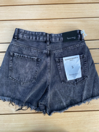 DENIM SHORT MET ZILVEREN EN GOUDEN STUDS