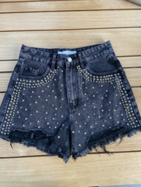 DENIM SHORT MET ZILVEREN EN GOUDEN STUDS