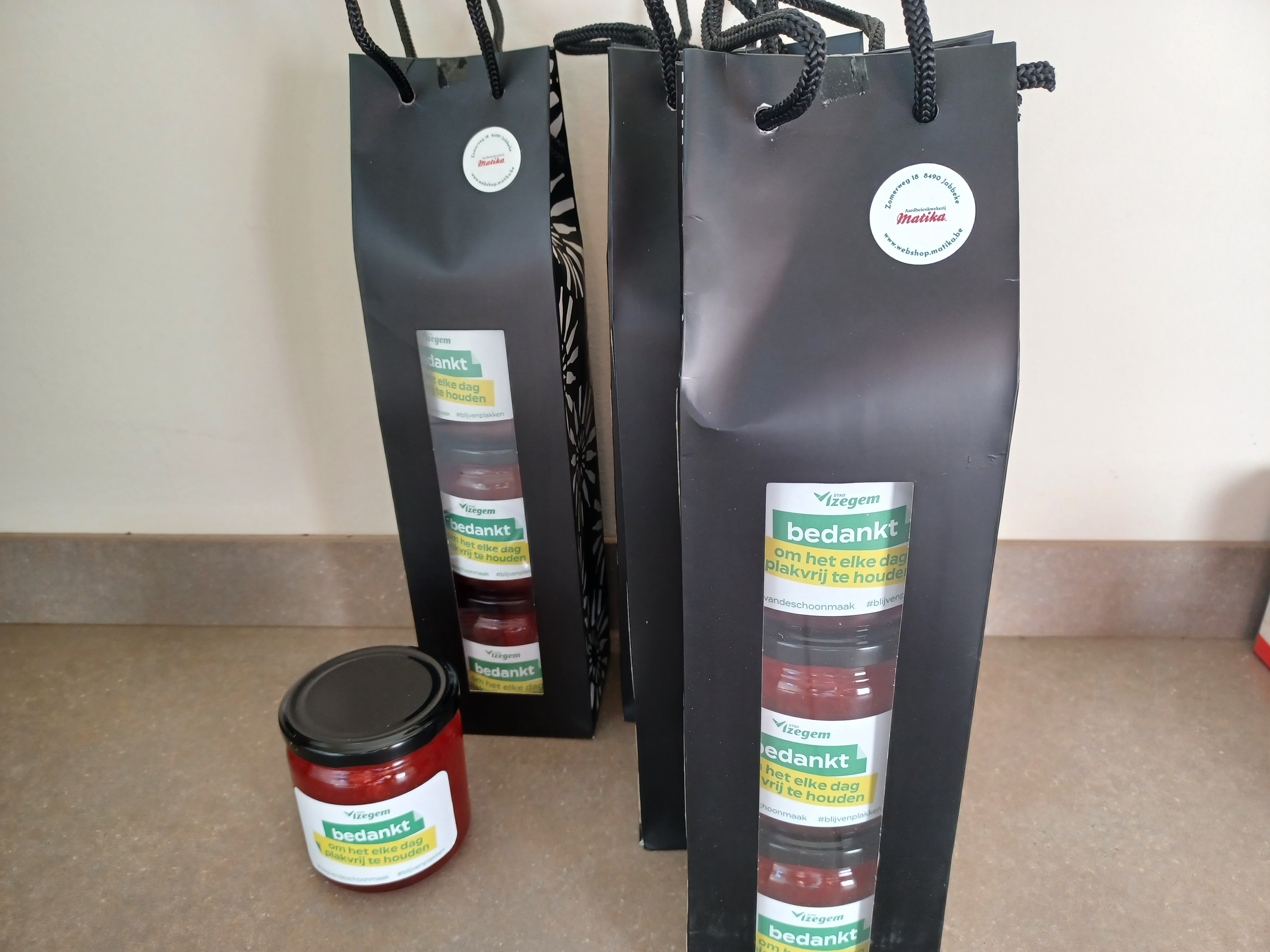 geschenkverpakking 3x huisgemaakte aardbeienconfituur