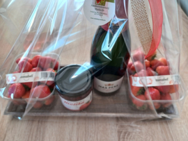 geschenkverpakking: verse aardbeien, huisgemaakte aardbeienconfituur en fles cava