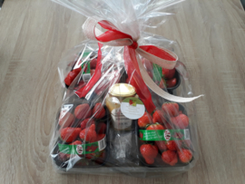 geschenkverpakking: verse aardbeien met pot lokale advocaat