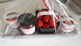 geschenkverpakking: verse aardbeien, huisgemaakte aardbeienconfituur en huisgemaakte aardbeienbavarois