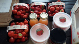 geschenkverpakking: verse aardbeien, huisgemaakte aardbeienconfituur, huisgemaakte aardbeienbavarois en natuurlijk appel- aardbeiensap