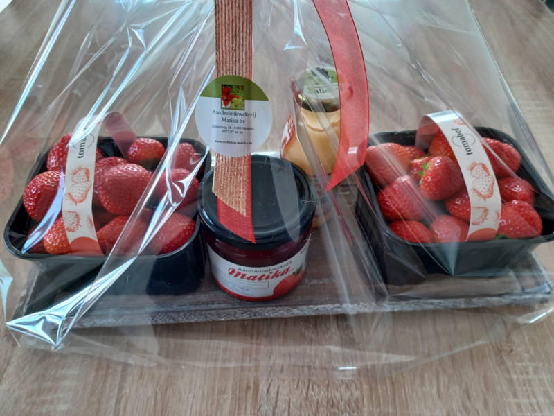 geschenkmand: verse aardbeien, 1 pot huisgemaakte aardbeienconfituur en 1 pot lokale advocaat