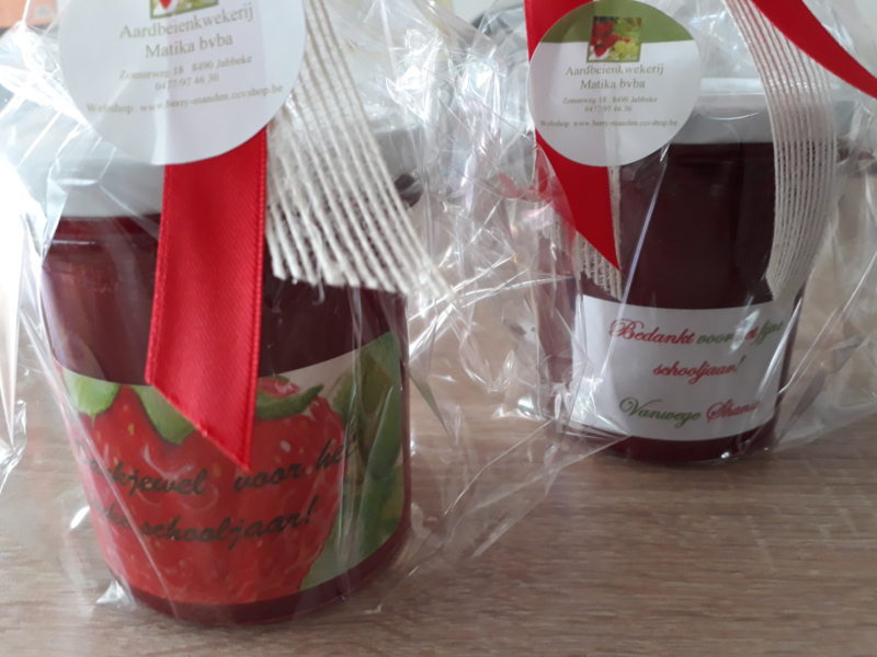 geschenkverpakking huisgemaakte aardbeienconfituur