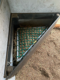 Driehoekig slowfeeder frame met net