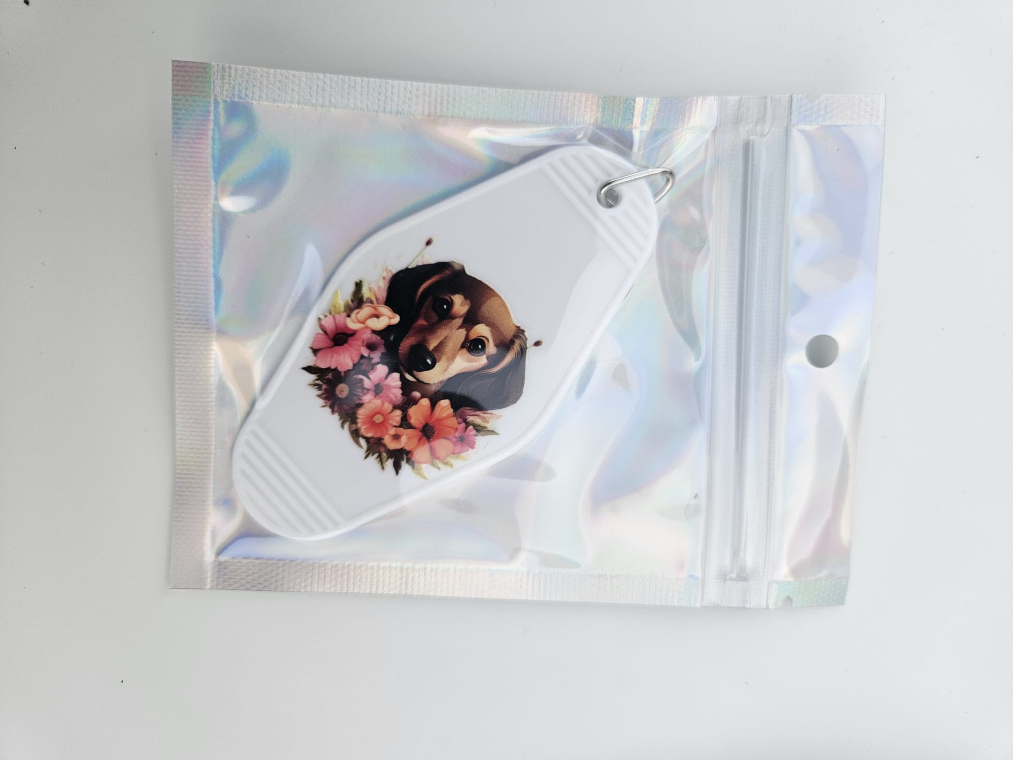 Mooie handgemaakte sleutelhanger met Teckel en bloemen