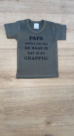 Papa denkt hij de baas is, dat is zo grappig