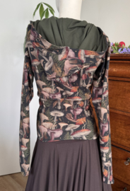Getailleerd shirt met hoodie en mouw. Mushroom