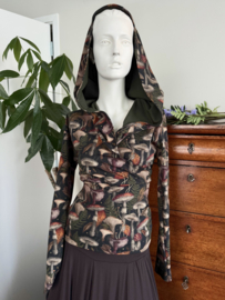 Getailleerd shirt met hoodie en mouw. Mushroom