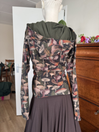 Getailleerd shirt met hoodie en mouw. Mushroom