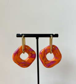 Nina in orange pink gold hoop