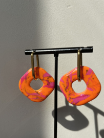 Nina in orange pink gold hoop