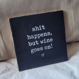 Tegel | shit happens but wine goes on | 13x13cm