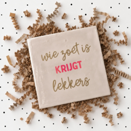 Tegel | Wie zoet is krijgt lekkers | 13x13cm | zacht roze