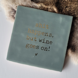 Tegel | shit happens but wine goes on | 13x13cm