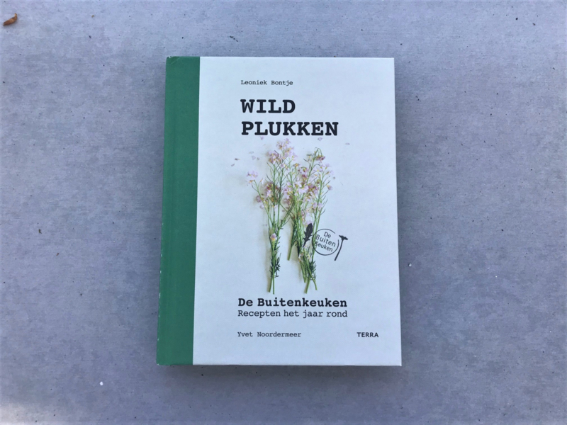 'Wildplukken: de Buitenkeuken' door Leoniek Bontje en Yvet Noordermeer