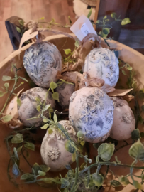 Stenen eieren met ornamentjes