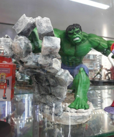Marvel Incredible Hulk Smashing Throw Wall Big Figurine Statue