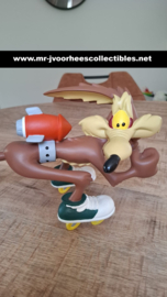 Looney Tunes Wile E Coyote Going with Rocket After Road Runner Figurine Statue