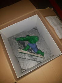 Marvel Incredible Hulk Smashing Throw Wall Big Figurine Statue