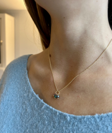 Ketting met unieke bedel V
