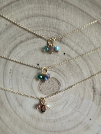 Ketting met unieke bedel V