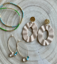 Oorbellen met beige hanger