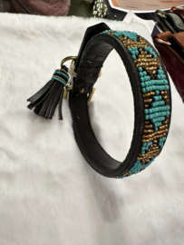 El mio aqua / gold delight  halsband met tasseltje mt medium 2cm breed LEDER