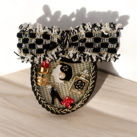 Broche Check