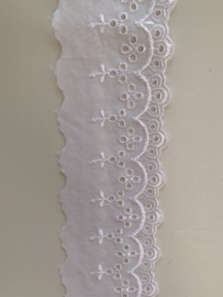 Broderiekant wit katoen met glanssatijn per meter (65 mm)